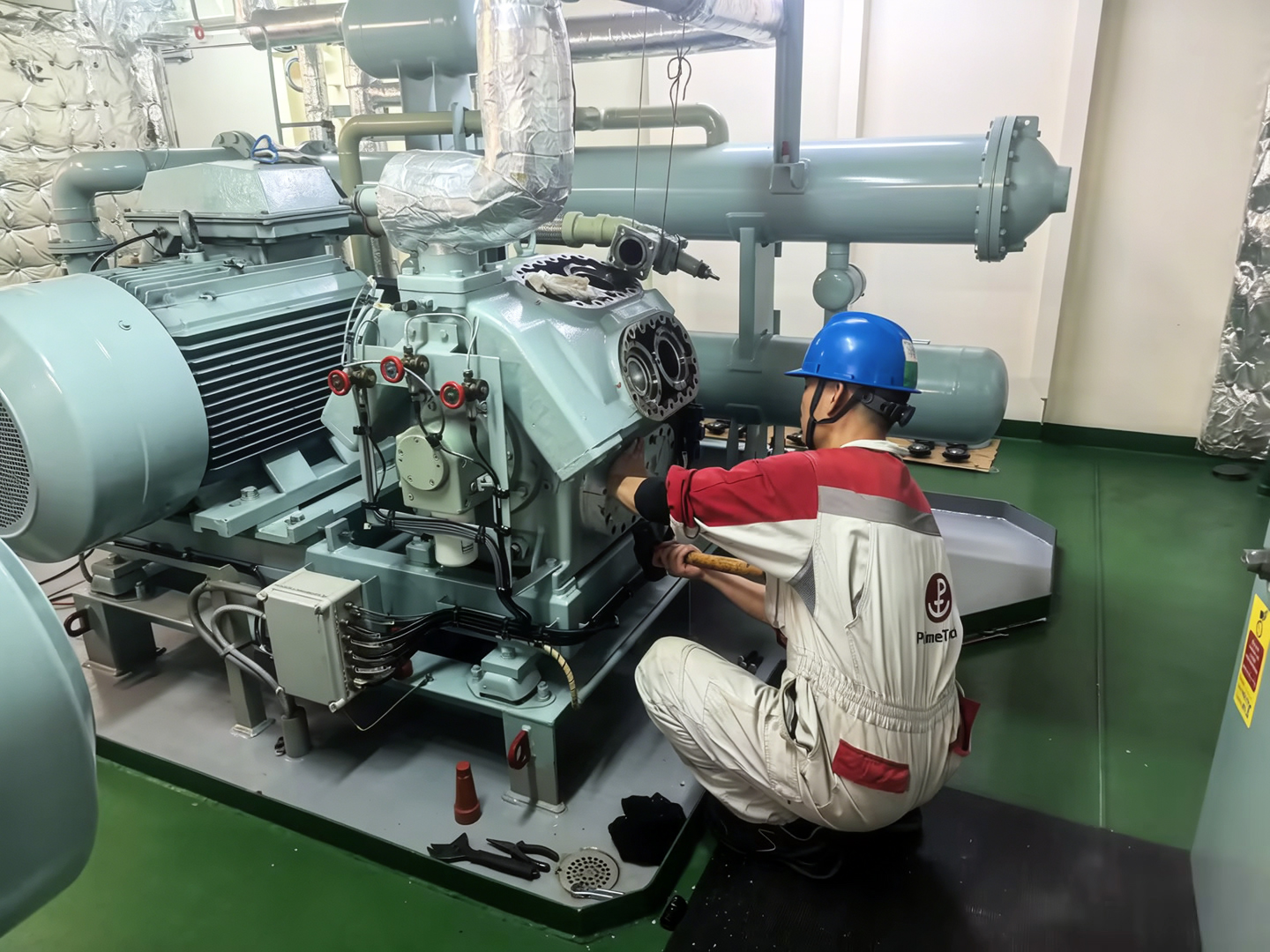 Our technical staff are performing disassembly and major overhaul on the Sabroe SMC 108S compressor.