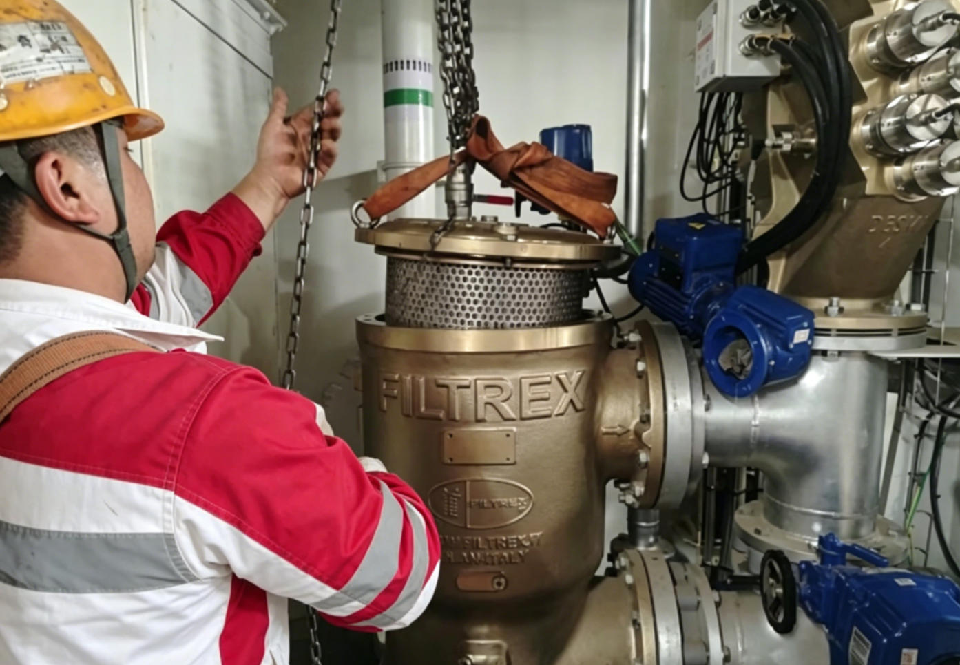 Cleaning of ballast water backwash filter